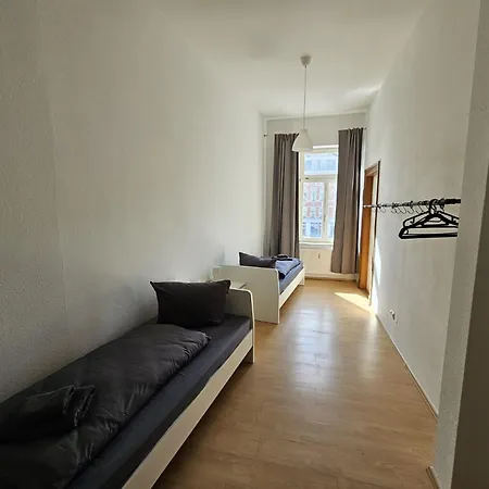 Sehr Grosse Mit 6 Schlafzimmern, Kueche, Bad Und Grossem Wohnzimmer Im Herzen Von *