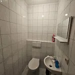 Sehr Große Mit 6 Schlafzimmern, Küche, Bad Und Großem Wohnzimmer Im Herzen Von * Leipzig
