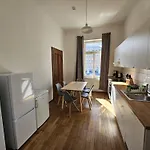 Sehr Große Mit 6 Schlafzimmern, Küche, Bad Und Großem Wohnzimmer Im Herzen Von Apartamento