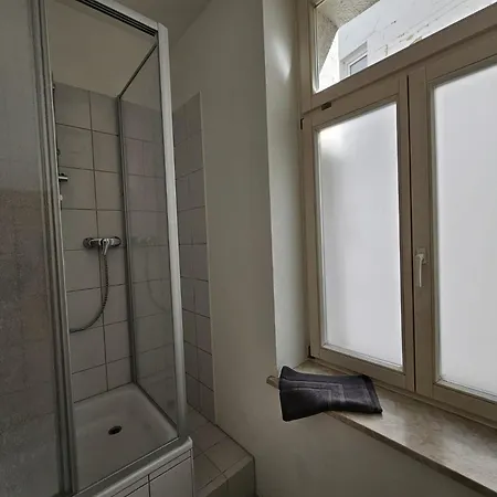 Sehr Grosse Mit 6 Schlafzimmern, Kueche, Bad Und Grossem Wohnzimmer Im Herzen Von アパート