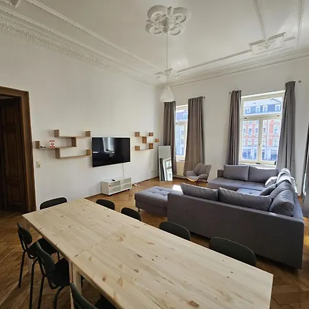 Sehr Grosse Mit 6 Schlafzimmern, Kueche, Bad Und Grossem Wohnzimmer Im Herzen Von Leipzig