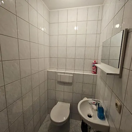 Sehr Grosse Mit 6 Schlafzimmern, Kueche, Bad Und Grossem Wohnzimmer Im Herzen Von * Leipzig
