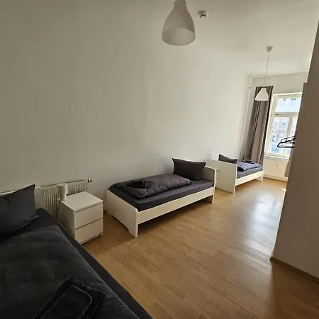 Sehr Grosse Mit 6 Schlafzimmern, Kueche, Bad Und Grossem Wohnzimmer Im Herzen Von