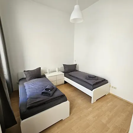 Apartment Sehr Grosse Mit 6 Schlafzimmern, Kueche, Bad Und Grossem Wohnzimmer Im Herzen Von