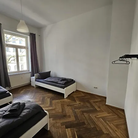 Apartment Sehr Grosse Mit 6 Schlafzimmern, Kueche, Bad Und Grossem Wohnzimmer Im Herzen Von *