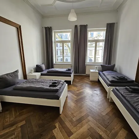 Sehr Grosse Mit 6 Schlafzimmern, Kueche, Bad Und Grossem Wohnzimmer Im Herzen Von Leipzig