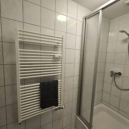 Apartment Sehr Grosse Mit 6 Schlafzimmern, Kueche, Bad Und Grossem Wohnzimmer Im Herzen Von