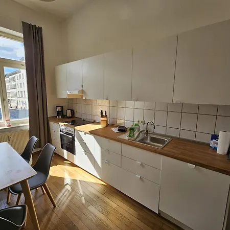 Apartment Sehr Grosse Mit 6 Schlafzimmern, Kueche, Bad Und Grossem Wohnzimmer Im Herzen Von *