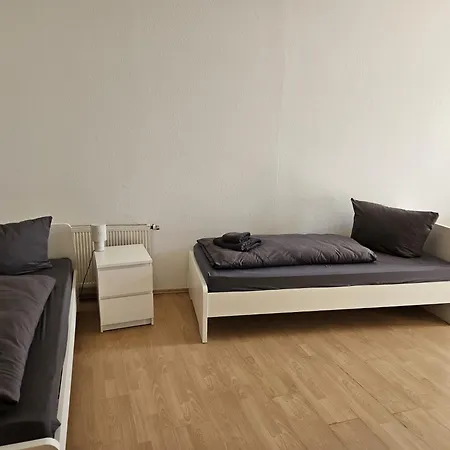 Apartment Sehr Grosse Mit 6 Schlafzimmern, Kueche, Bad Und Grossem Wohnzimmer Im Herzen Von Leipzig