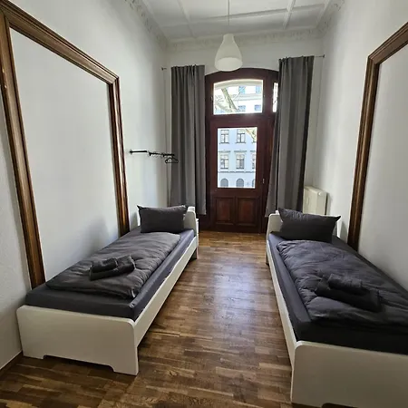 Sehr Grosse Mit 6 Schlafzimmern, Kueche, Bad Und Grossem Wohnzimmer Im Herzen Von * ライプツィヒ