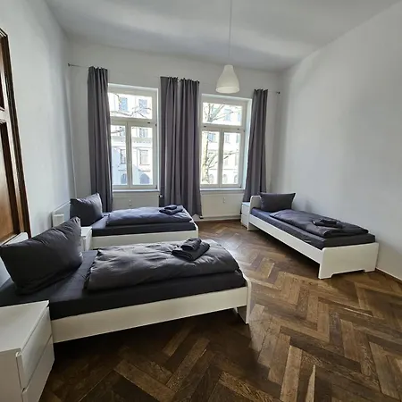 Sehr Grosse Mit 6 Schlafzimmern, Kueche, Bad Und Grossem Wohnzimmer Im Herzen Von *