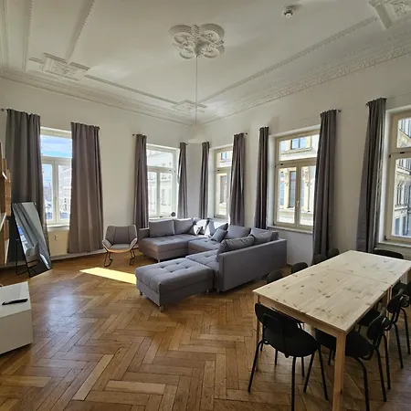 Sehr Grosse Mit 6 Schlafzimmern, Kueche, Bad Und Grossem Wohnzimmer Im Herzen Von Leipzig