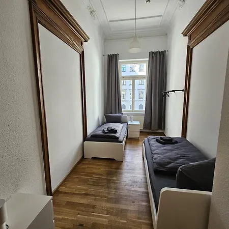 Sehr Grosse Mit 6 Schlafzimmern, Kueche, Bad Und Grossem Wohnzimmer Im Herzen Von Apartment