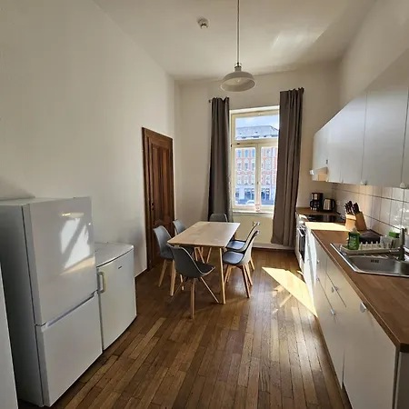 Sehr Grosse Mit 6 Schlafzimmern, Kueche, Bad Und Grossem Wohnzimmer Im Herzen Von Apartment