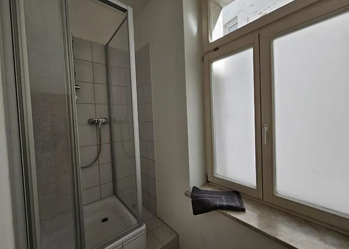 Sehr Grosse Mit 6 Schlafzimmern, Kueche, Bad Und Grossem Wohnzimmer Im Herzen Von Appartement