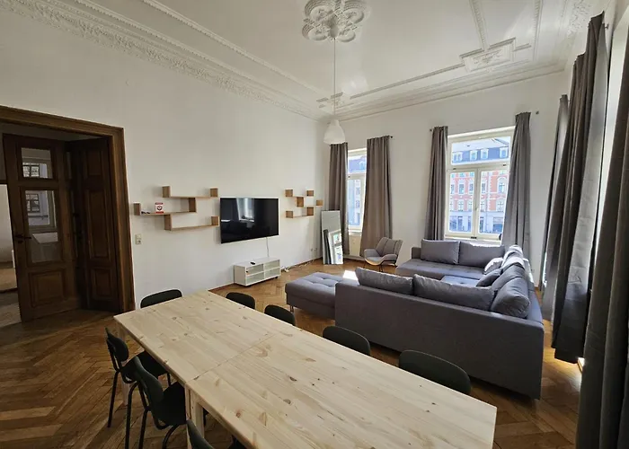 Sehr Grosse Mit 6 Schlafzimmern, Kueche, Bad Und Grossem Wohnzimmer Im Herzen Von Leipzig