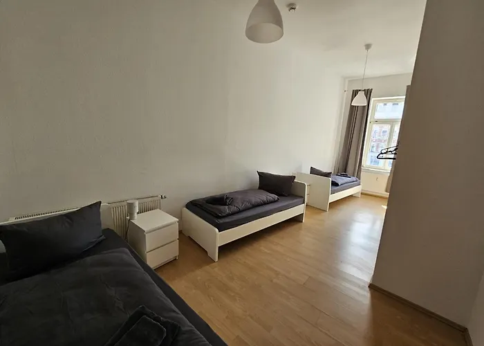 Sehr Grosse Mit 6 Schlafzimmern, Kueche, Bad Und Grossem Wohnzimmer Im Herzen Von