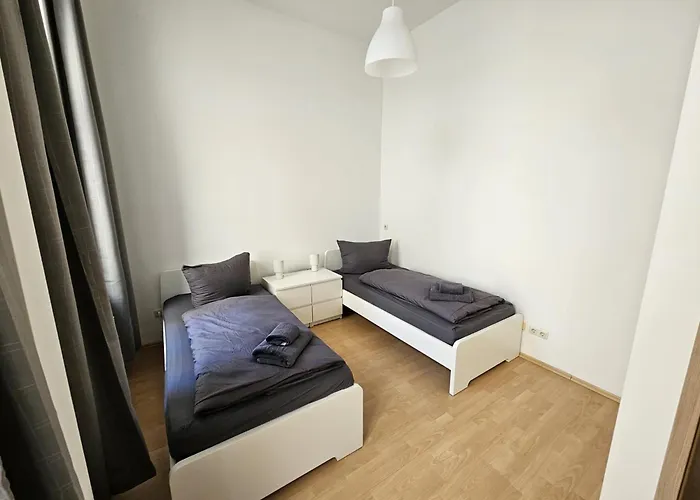 Appartement Sehr Grosse Mit 6 Schlafzimmern, Kueche, Bad Und Grossem Wohnzimmer Im Herzen Von