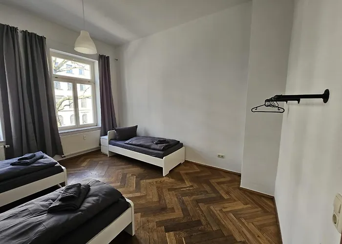 Appartement Sehr Grosse Mit 6 Schlafzimmern, Kueche, Bad Und Grossem Wohnzimmer Im Herzen Von *
