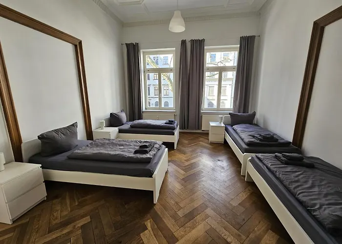 Sehr Grosse Mit 6 Schlafzimmern, Kueche, Bad Und Grossem Wohnzimmer Im Herzen Von Leipzig