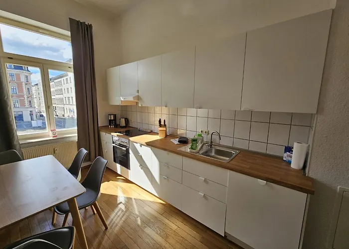 Appartement Sehr Grosse Mit 6 Schlafzimmern, Kueche, Bad Und Grossem Wohnzimmer Im Herzen Von *