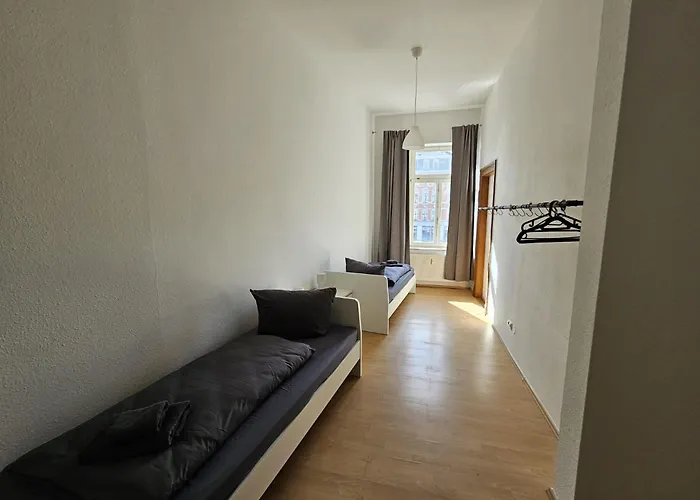 Sehr Grosse Mit 6 Schlafzimmern, Kueche, Bad Und Grossem Wohnzimmer Im Herzen Von *