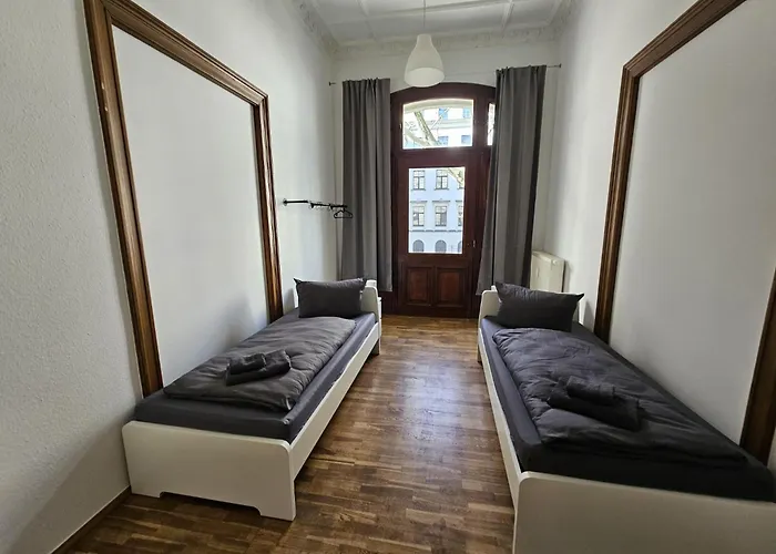 Sehr Grosse Mit 6 Schlafzimmern, Kueche, Bad Und Grossem Wohnzimmer Im Herzen Von * Leipzig