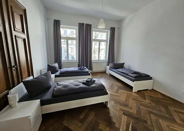 Sehr Grosse Mit 6 Schlafzimmern, Kueche, Bad Und Grossem Wohnzimmer Im Herzen Von *