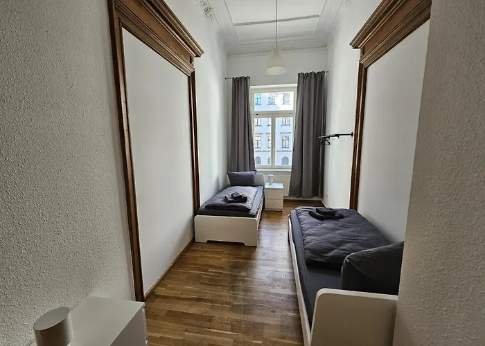 Sehr Grosse Mit 6 Schlafzimmern, Kueche, Bad Und Grossem Wohnzimmer Im Herzen Von Appartement