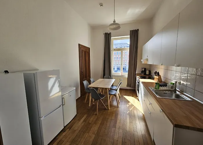 Sehr Grosse Mit 6 Schlafzimmern, Kueche, Bad Und Grossem Wohnzimmer Im Herzen Von Appartement